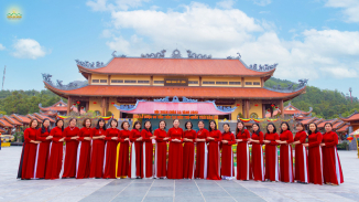 Du khách thập phương về chùa Ba Vàng du xuân trong tà áo dài truyền thống