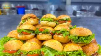 800 chiếc hamburger chứa đựng tình yêu thương từ Nhà Lớn Ba Vàng