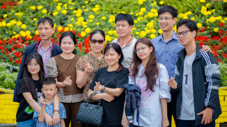 30.4.2023 | Chào mừng 48 năm Ngày giải phóng miền nam, thống nhất đất nước - Du khách thập phương về chùa Ba Vàng tham quan lễ Phật và cầu bình an