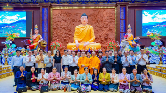 Đoàn cán bộ của Ủy ban Trung ương Mặt trận Lào Xây dựng Đất nước đến thăm chùa Ba Vàng