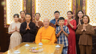 Phật tử xa xứ đảnh lễ Sư Phụ - hạnh phúc ngập tràn