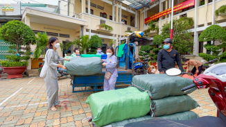 600 bộ quần áo bảo hộ y tế trao tặng đến lực lượng tuyến đầu chống dịch tại thành phố Hồ Chí Minh
