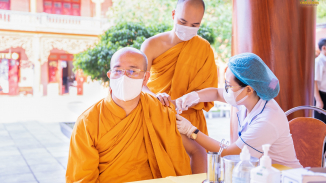 Chư Tăng trong tỉnh hội Phật giáo tỉnh Quảng Ninh cùng chư Tăng Ni, Phật tử chùa Ba Vàng thực hiện tiêm vắc-xin phòng chống CV-19