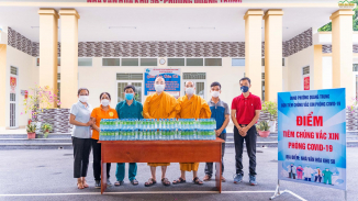 Chùa Ba Vàng trao tặng 3000 chai nước đến các điểm tiêm phòng CV-19 tại Tp. Uông Bí