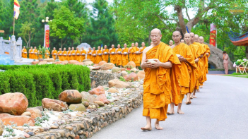 Chư Tăng chùa Ba Vàng trì bình khất thực giữ gìn truyền thống đẹp trong đạo Phật