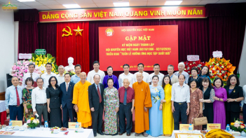 Thầy Thích Trúc Thái Minh nhận kỷ niệm chương vì sự nghiệp khuyến học tại buổi gặp mặt kỷ niệm 30 năm thành lập Hội Khuyến học Việt Nam
