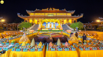 Hàng trăm đồ vật thực trong đàn chẩn tế gieo duyên Bồ Đề cho chúng sinh được bày trí đẹp mắt tại chùa Ba Vàng