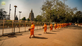 Chư Tăng chùa Ba Vàng trì bình khất thực trên miền đất Phật