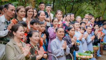 Cha mẹ vun bồi phúc báu: mong nguyện con bền chí trên đường đạo cao quý