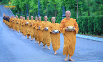 “Hoa Tâm Cúng Dường” - Khất Thực Khóa Tu Mùa Hè 2018