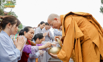 Chư Tăng chùa Ba Vàng thực hành hạnh khất thực mùa Phật Đản