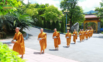 Khất Thực Chùa Ba Vàng: Ngàn Nhà - Chiếc Bát - Độ Gieo Duyên