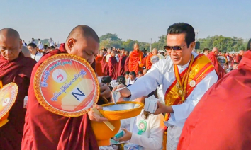 [Video] Chư Tăng các nước thực hành hạnh khất thực, thọ nhận tịnh tài, vật phẩm do Phật tử cúng dường