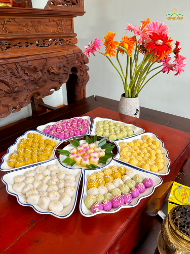 Những đĩa bánh trôi nhiều màu sắc rất bắt mắt phải không các bạn?  