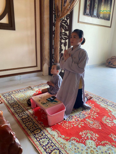 Chị Hà Thị Hoa cùng con trai tinh tấn tu tập Phật pháp