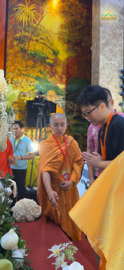 Chư Tăng chùa Ba Vàng hướng dẫn người dân tới chiêm bái Xá lợi