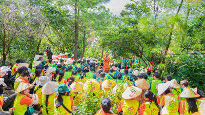 Tuổi trẻ về chùa - tay làm lòng vui