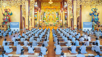 Phật tử tu tập trong Pháp đàn Lương Hoàng Bảo Sám