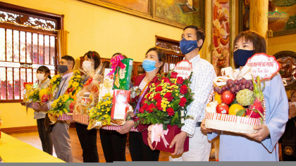 Tâm thành tri ân - Phật tử chùa Ba Vàng cúng dường Tam Bảo nhân ngày Đức Phật xuất gia
