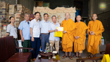 Sư Phụ cùng chư Tăng tặng quà cho các gia đình có hoàn cảnh khó khăn nhân mùa Phật đản