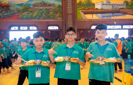 Bữa trưa ngày đầu tiên các con tại Khóa tu mùa hè lần 1 năm 2025