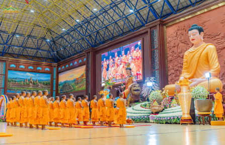 Một ngày tu Bát quan trai an lạc - Hàng Phật tử tập sự xuất gia, phát nguyện noi gương chư Phật trên con đường của bậc trí tuệ