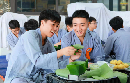 Gói bánh chưng xanh, đón Tết Phật đản
