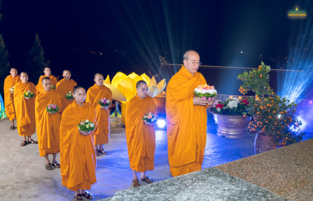 Tưởng nhớ ngày Đức Phật nhập Niết Bàn: Sư Phụ và chư Tằng, Phật tử dâng hoa cúng dường xá lợi Phật