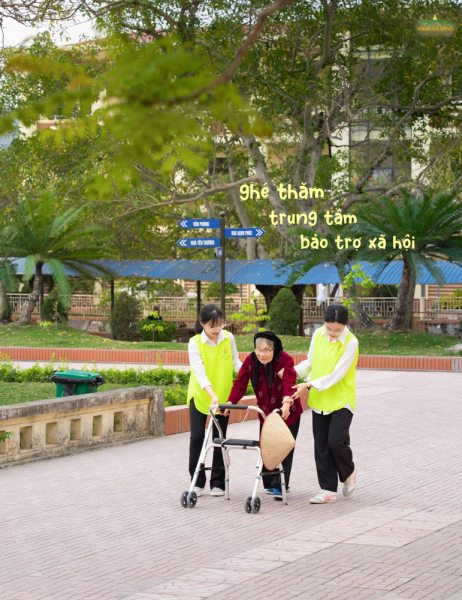 Chúng mình thấy thật hạnh phúc khi được đến hỏi thăm, trò chuyện cùng các bà tại trung tâm.