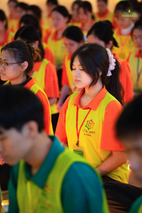 Bạn trẻ ngồi thiền, tư duy về những người Thầy trong cuộc đời mình.