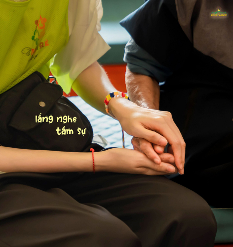 Những cái nắm tay ấm áp cùng lắng nghe bà tâm sự, kể chuyện.