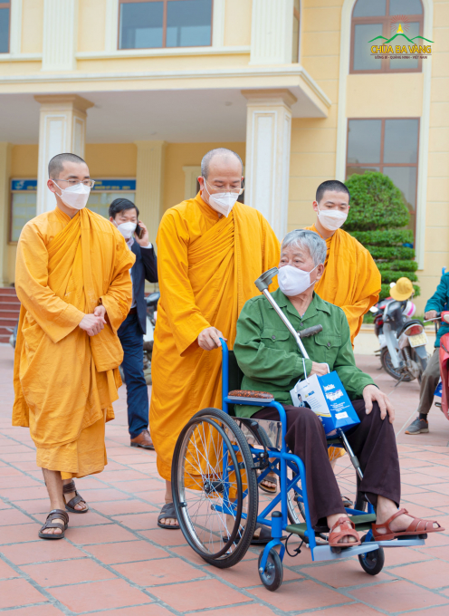 Sư Phụ Thích Trúc Thái Minh đặc biệt quan tâm đến người dân có hoàn cảnh khó khăn trong chuyến từ thiện