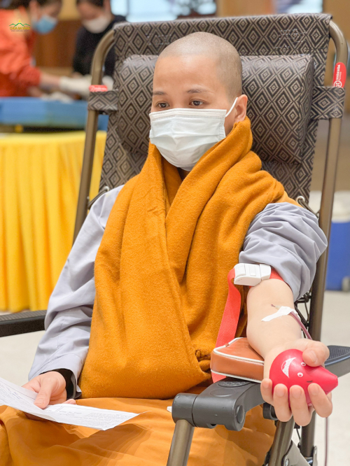 Cùng chung tay với cả nước trong vượt qua đại dịch COVID-19, chư Ni chùa Ba Vàng tham gia hiến máu cứu người