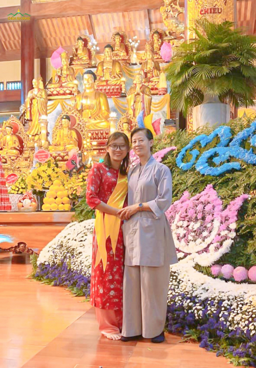 Chị Phượng và mẹ hạnh phúc khi được cùng nhau tu học Phật Pháp (ảnh năm 2022)
