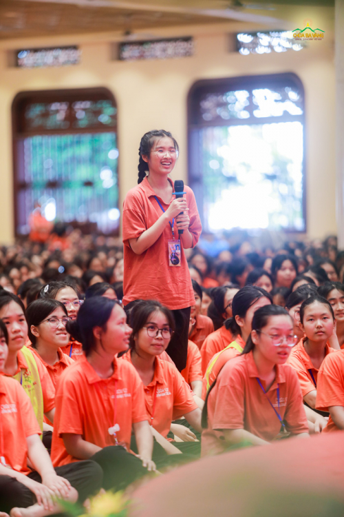 Em khóa sinh thích thú khi được giao lưu với Giáo sư, Tiến sĩ Khoa học, Nhà giáo Nhân dân Vũ Minh Giang