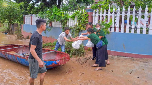 Bếp lửa tình người giữa mùa bão lũ