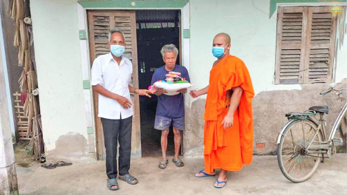 Trao tặng phần quà tình thương đến đồng bào vùng dịch Trà Vinh - chùa Ba Vàng chung tay cùng cả nước lan tỏa những điều ý nghĩa