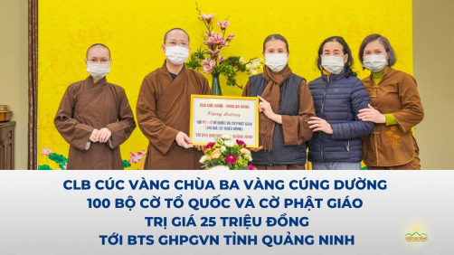 CLB Cúc Vàng chùa Ba Vàng cúng dường 100 bộ cờ Tổ quốc và cờ Phật giáo tới BTS GHPG tỉnh Quảng Ninh