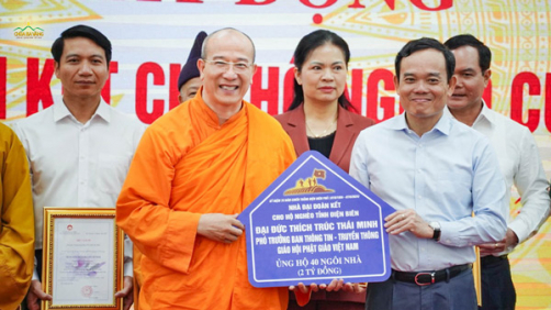 Sư Phụ Thích Trúc Thái Minh trao tặng 40 căn nhà cho các hộ nghèo tỉnh Điện Biên
