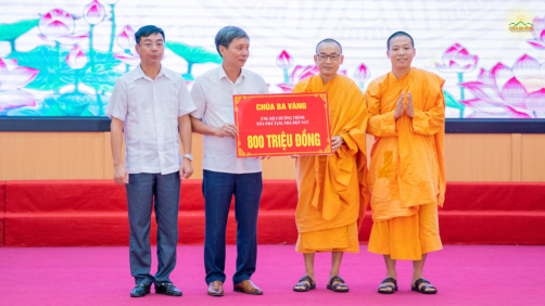 Trao tặng 800 triệu đồng, chùa Ba Vàng hỗ trợ xây nhà mới cho người dân