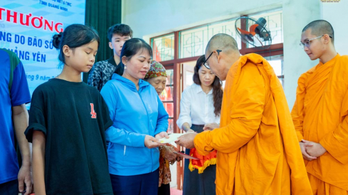 Chung tay yêu thương: Tặng quà 50 gia đình bị thiệt hại nặng do bão Yagi tại phường Nam Hòa, thị xã Quảng Yên