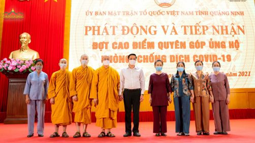 Chư Tăng, Phật tử chùa Ba Vàng ủng hộ 1 tỷ đồng trong lễ phát động phòng chống dịch Covid-19 trên địa bàn tỉnh Quảng Ninh