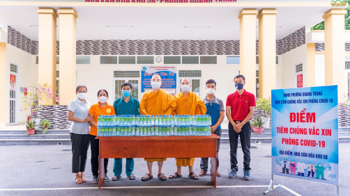 Chùa Ba Vàng trao tặng 3000 chai nước đến các điểm tiêm phòng CV-19 tại Tp. Uông Bí