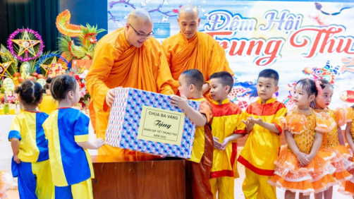 Chùa Ba Vàng tặng quà Tết trung thu cho các em nhỏ tại các khu dân cư và cơ sở trường học trên địa bàn TP Uông Bí
