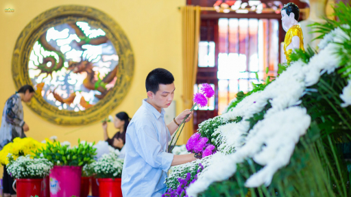 Những đóa hoa tươi đón mừng Phật đản