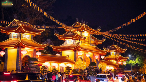 Đi lễ chùa đầu xuân - Gửi gắm ước nguyện năm mới an lành nơi cửa Phật