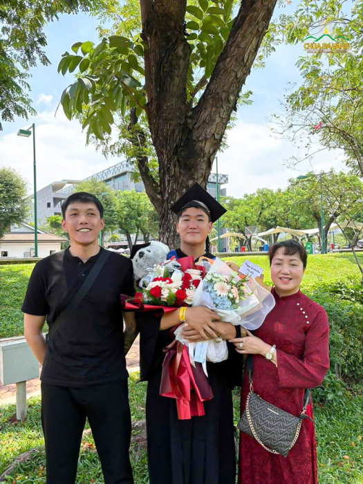 Chị Trần Thị Mỹ Phương cùng hai con trai   