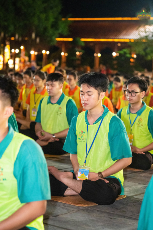 Các bạn trẻ cùng thực tập thiền theo sự hướng dẫn của chư Tăng