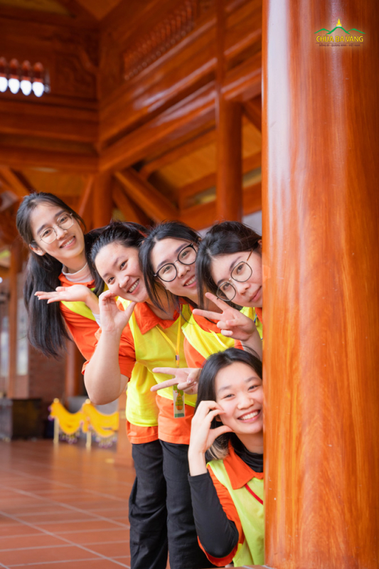 Những tình bạn đẹp được gắn kết dưới mái chùa thân thương.