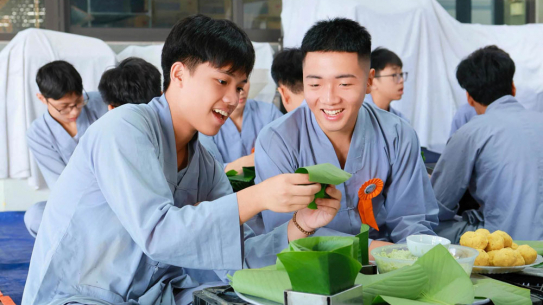 Gói bánh chưng xanh, đón Tết Phật đản